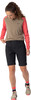 Eine Frau in einem Langarmshirt und Shorts mit bunten Socken und Schuhen.
