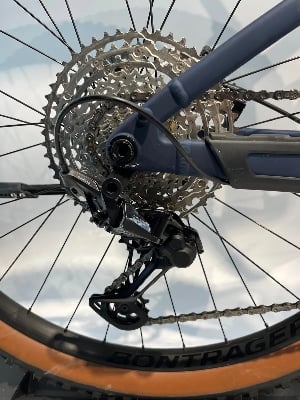 Detail eines Mountainbike-Schaltwerks mit Kassette und Kette.