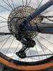 Detail eines Mountainbike-Schaltwerks mit Kassette und Kette.