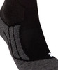 Schwarzer Socken mit grauen Streifen und weißem Logo an der Seite.
