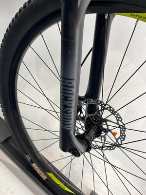 Detail der Vorderradgabel und des Fahrradrads mit RockShox-Aufschrift. Detail der Vorderradgabel und des Fahrradrads mit RockShox-Aufschrift.