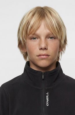 Porträt eines jungen blondhaarigen Jungen in einem schwarzen Fleece-Oberteil. Porträt eines jungen blondhaarigen Jungen in einem schwarzen Fleece-Oberteil.