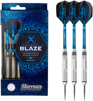 Ein Set Harrows Blaze Stahldarts mit blauen Flammenmotiven und blauen Flights.