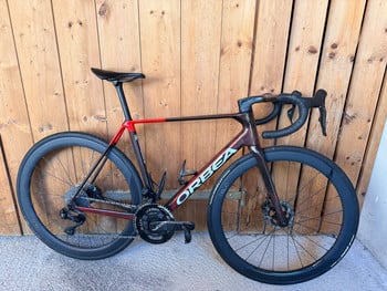 Orbea Rennrad mit Carbonrahmen und schwarzen Laufrädern.