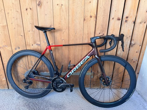 Orbea Rennrad mit Carbonrahmen und schwarzen Laufrädern.
