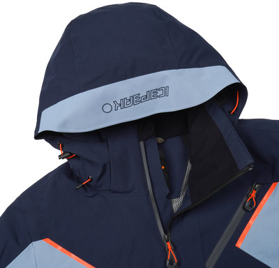 Dunkelblaue Jacke mit Kapuze und hellblauem Streifen mit Logo. Dunkelblaue Jacke mit Kapuze und hellblauem Streifen mit Logo.