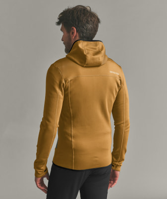Mann von hinten in brauner Kapuzenjacke und schwarzer Hose. Mann von hinten in brauner Kapuzenjacke und schwarzer Hose.