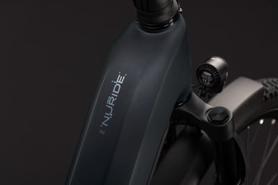 Rahmendetail eines E-Bikes mit 'Nuride'-Logo und Vordergabel. Rahmendetail eines E-Bikes mit 'Nuride'-Logo und Vordergabel.