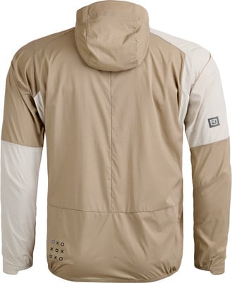 Rückseite einer beige Kapuzenjacke mit Logo auf dem Ärmel. Rückseite einer beige Kapuzenjacke mit Logo auf dem Ärmel.