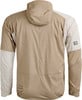 Rückseite einer beige Kapuzenjacke mit Logo auf dem Ärmel.