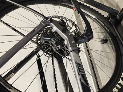 Detail des Fahrradhinterrads mit Shimano-Schaltwerk und Scheibenbremse. Detail des Fahrradhinterrads mit Shimano-Schaltwerk und Scheibenbremse.