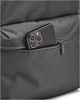 Schwarzes Smartphone mit Dreifachkamera in der Vordertasche eines Rucksacks.