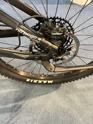 Detail eines Mountainbike-Hinterrads mit Scheibenbremse und Maxxis-Aufschrift. Detail eines Mountainbike-Hinterrads mit Scheibenbremse und Maxxis-Aufschrift.
