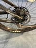 Detail eines Mountainbike-Hinterrads mit Scheibenbremse und Maxxis-Aufschrift.