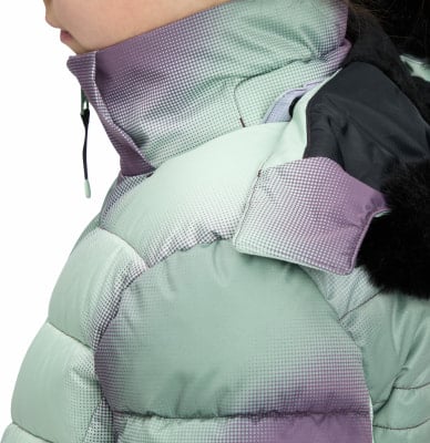 Ein Mädchen trägt eine hellgrüne Daunenjacke mit lila Muster.