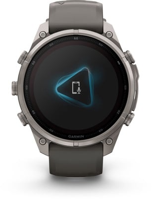 Eine Garmin Smartwatch mit rundem Zifferblatt und Mikrofonsymbol. Eine Garmin Smartwatch mit rundem Zifferblatt und Mikrofonsymbol.