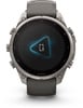 Eine Garmin Smartwatch mit rundem Zifferblatt und Mikrofonsymbol.
