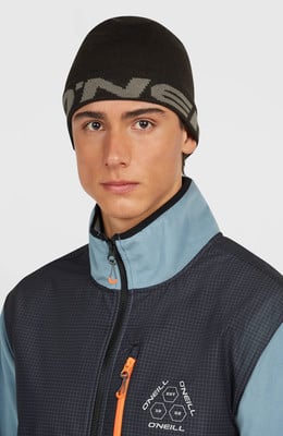 Ein junger Mann in einer dunkelgrünen Mütze und einer Jacke mit O'Neill-Logo. Ein junger Mann in einer dunkelgrünen Mütze und einer Jacke mit O'Neill-Logo.
