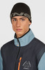 Ein junger Mann in einer dunkelgrünen Mütze und einer Jacke mit O'Neill-Logo.