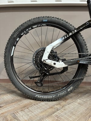 Hinterrad eines Mountainbikes mit Dämpfer und Schaltwerk. Hinterrad eines Mountainbikes mit Dämpfer und Schaltwerk.