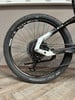 Hinterrad eines Mountainbikes mit Dämpfer und Schaltwerk.