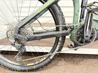 Grünes Mountainbike mit Nahaufnahme von Schaltwerk und Kassette. Grünes Mountainbike mit Nahaufnahme von Schaltwerk und Kassette.