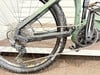Grünes Mountainbike mit Nahaufnahme von Schaltwerk und Kassette.