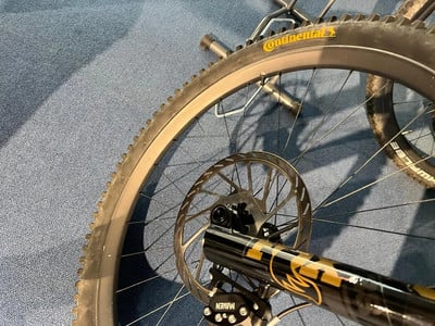 Detail eines Mountainbikes mit Scheibenbremse und Continental-Logo. Detail eines Mountainbikes mit Scheibenbremse und Continental-Logo.