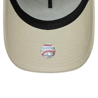 Detail baseballové nálepky na kšiltovce s logem MLB.