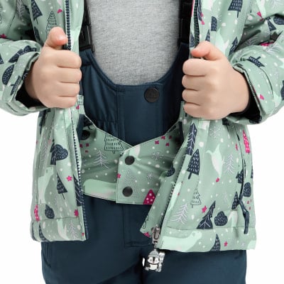 Kinder-Winterjacke und Latzhose mit Wald- und Schneeflockenmotiv.