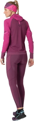 Frau in dunkelrosa Sportbekleidung mit Stirnband und Schuhen. Frau in dunkelrosa Sportbekleidung mit Stirnband und Schuhen.