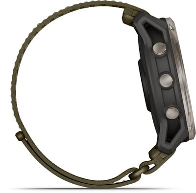 Uhr mit militärischem Design und grünem Armband auf weißem Hintergrund.