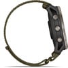 Uhr mit militärischem Design und grünem Armband auf weißem Hintergrund.