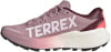 Ein rosafarbener Adidas Terrex Agravic 4 Laufschuh mit weißer Schrift.