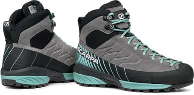 Graue Scarpa Wanderschuhe mit türkisen Schnürsenkeln und Sohle. Graue Scarpa Wanderschuhe mit türkisen Schnürsenkeln und Sohle.