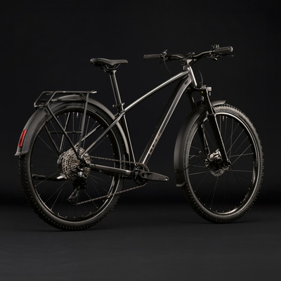 Ein schwarzes Cube Fahrrad mit Schutzblechen und Gepäckträger vor schwarzem Hintergrund. Ein schwarzes Cube Fahrrad mit Schutzblechen und Gepäckträger vor schwarzem Hintergrund.