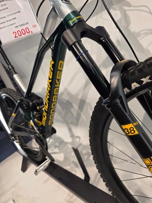 Mountainbike Mondraker mit Preisschild 2000,00 und Sram NX Spezifikation. Mountainbike Mondraker mit Preisschild 2000,00 und Sram NX Spezifikation.