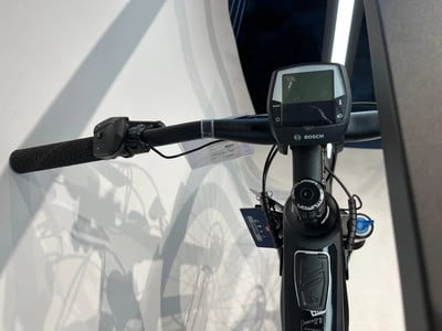 Detail des Bosch E-Bike-Lenkers mit Display und Bedienelementen. Detail des Bosch E-Bike-Lenkers mit Display und Bedienelementen.