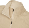 Beige Pullover mit Textur und Reißverschluss am Kragen, Nahaufnahme.