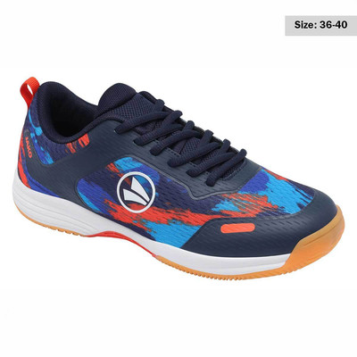Blauer Sportschuh mit buntem Muster und orangefarbenem Detail. Blauer Sportschuh mit buntem Muster und orangefarbenem Detail.