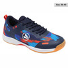 Blauer Sportschuh mit buntem Muster und orangefarbenem Detail.