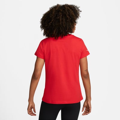 Rückansicht einer Frau in rotem T-Shirt und schwarzer Leggings. Rückansicht einer Frau in rotem T-Shirt und schwarzer Leggings.