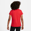 Rückansicht einer Frau in rotem T-Shirt und schwarzer Leggings.