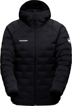 Schwarze Mammut-Daunenjacke mit Reißverschluss und Logo auf der Brust.