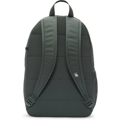Zelený batoh se dvěma ramenními popruhy a logem Nike.
