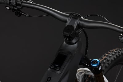 Detail eines modernen E-Mountainbikes mit Display und Federung. Detail eines modernen E-Mountainbikes mit Display und Federung.