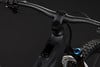Detail eines modernen E-Mountainbikes mit Display und Federung.