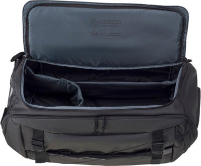 Offene schwarze Tasche mit Innenorganizer und Recycling-Informationen. Offene schwarze Tasche mit Innenorganizer und Recycling-Informationen.
