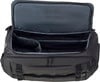 Offene schwarze Tasche mit Innenorganizer und Recycling-Informationen.