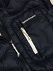 Detail einer schwarzen Daunenjacke mit Peak Performance Logo und Reißverschluss.